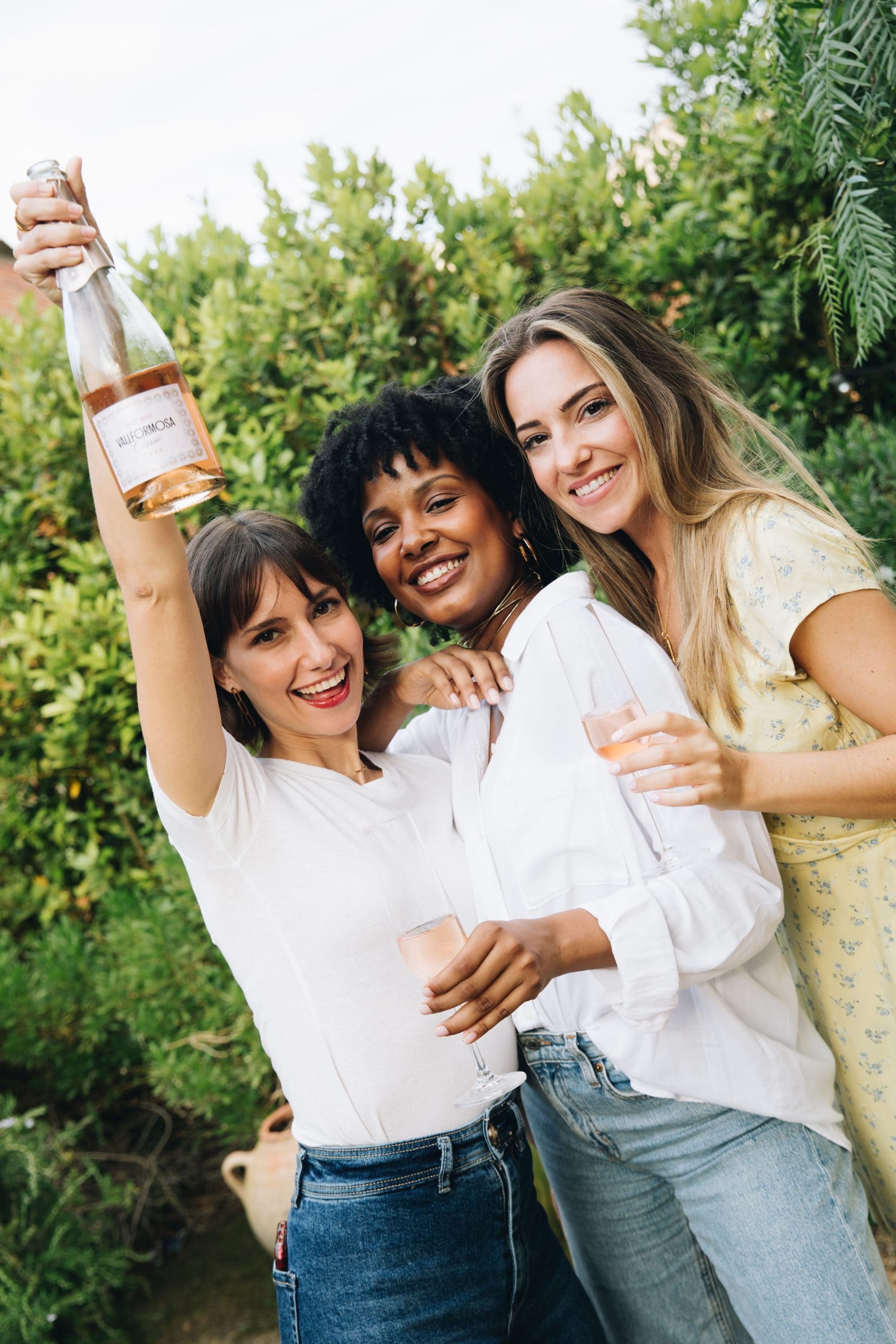 Chicas con un vino Vallformosa en la mano, sonriendo